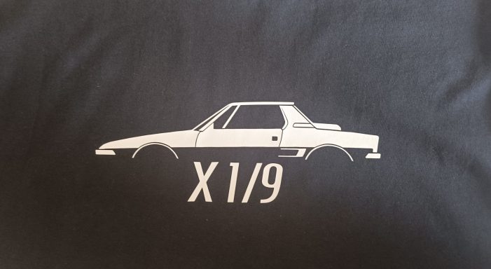 schwarzes T-Shirt mit Silhouette eines Fiat X 1-9 Bertone (vergrößert)