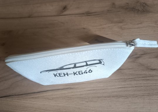 Tasche in weiß mit schwarz bedrucktem Auto und aufgedruckten Kennzeichen