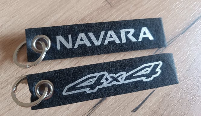 schwarzer Schlüsselanhänger mit Aufdruck Navara und 4x4