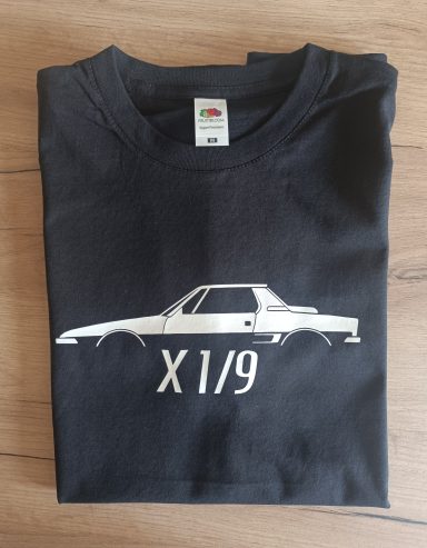schwarzes T-Shirt mit Silhouette eines Fiat X 1-9 Bertone