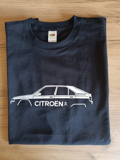 Schwarzes T-Shirt mit einer stilisierten Silhouette eines Citroën-Autos.