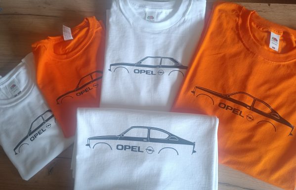 Fünf T-Shirts in verschiedenen Farben mit Opel-Auto-Silhouetten.