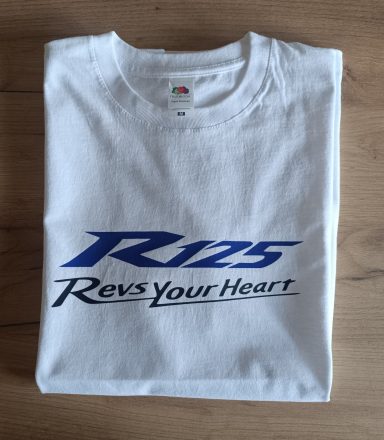 Weißes T-Shirt mit blauer Aufschrift "R125 Revs Your Heart".