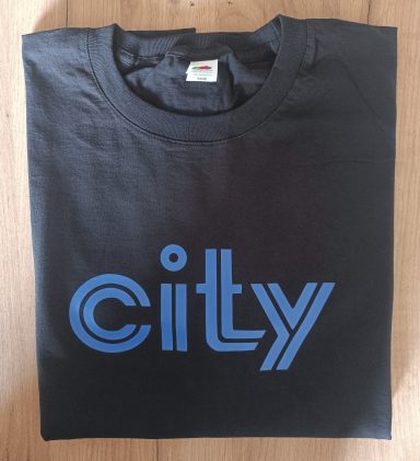 Kadett C City Logo schwarzes T-Shirt mit dem Schriftzug City vom Opel Kadett C City