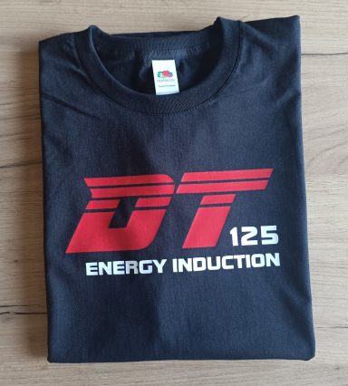 Schwarzes T-Shirt mit rotem „DT 125“-Logo und „ENERGY INDUCTION“-Schriftzug.