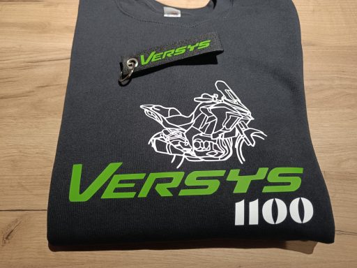 Schwarzes T-Shirt mit grünem "Versys 1100" und Motorrad-Illustration.