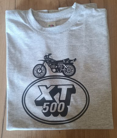 graues T-Shirt mit Yamaha XT500 Logo und XT500 Motorrad