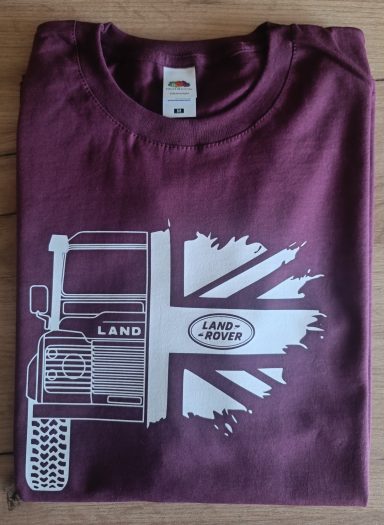 Bordeauxfarbenes T-Shirt mit Druck eines Land Rover Defender und britischer Flagge.