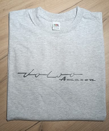 Graues T-Shirt mit dem alten Volvo-Schriftzug des Volvo Amazon