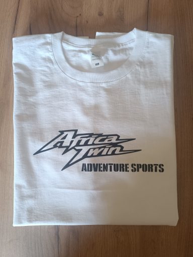 Weißes T-Shirt mit dem Aufdruck "Africa Twin Adventure Sports".