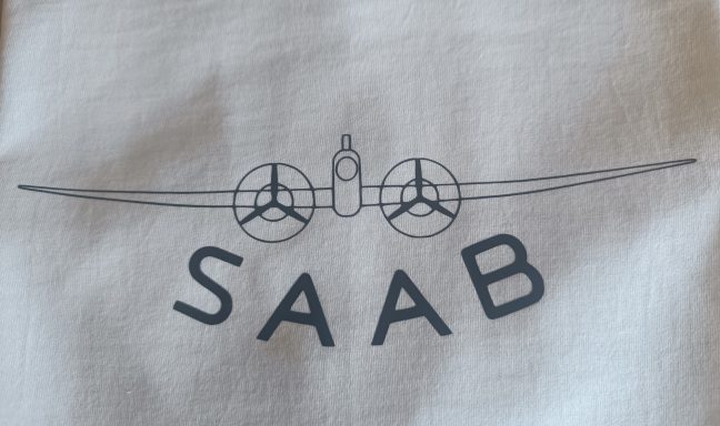 weißes T-Shirt mit Saab Aero Logo