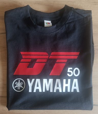 Schwarzes T-Shirt mit rotem DT 50 und Yamaha-Logo.