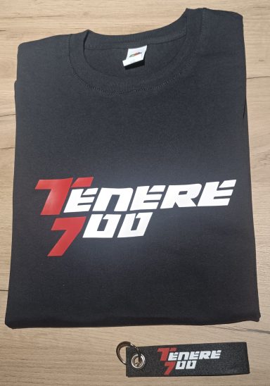 Schwarzes T-Shirt mit rot-weißer „Ténéré 700“-Aufschrift.