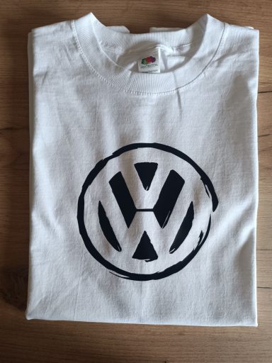 Weißes T-Shirt mit dem VW-Logo in Schwarz auf der Vorderseite.