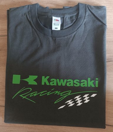Schwarzes T-Shirt mit grünem Kawasaki Racing-Logo und einer Zielflagge
