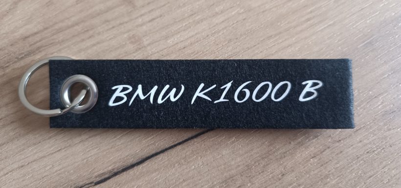 Schlüsselanhänger mit der Aufschrift „BMW K1600 B“.