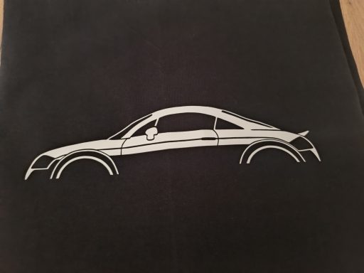 Schwarzes T-Shirt mit Silhouette eines Audi TT