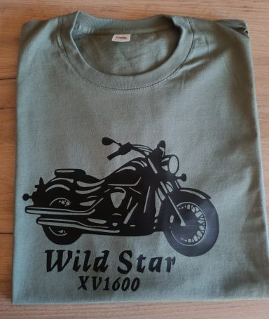 olivgrünes T-Shirt mit Silhouette einer Yamaha XV1600 Wild Star