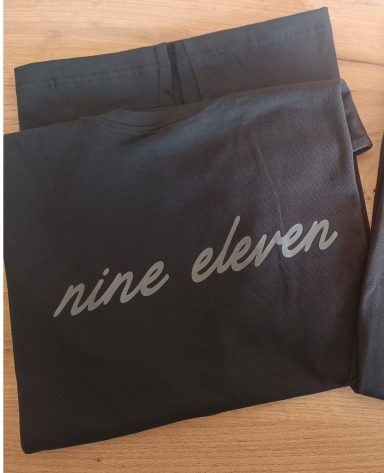 schwarzes T-Shirt mit dezentem Schriftzug in grau, passend zu Porsche 911