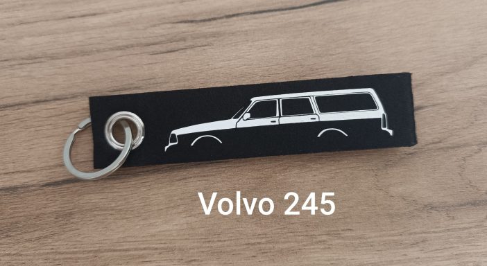 Schlüsselanhänger mit der Silhouette eines Volvo 245 auf schwarzem Hintergrund.