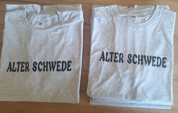 graue T-Shirts mit dem Spruch Alter Schwede, passend zu Saab 