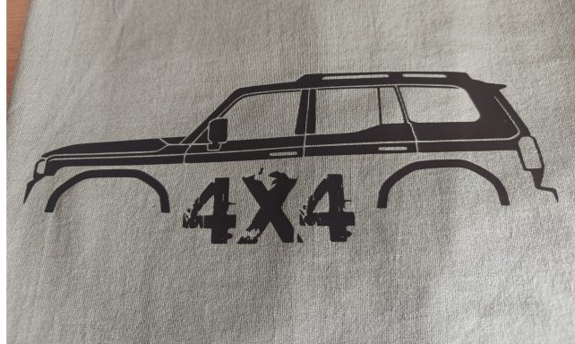 T-Shirt mit Silhouette von Toyota Land Cruiser J250