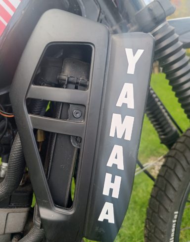Kühlerverkleidung mit Schriftzug Yamaha 