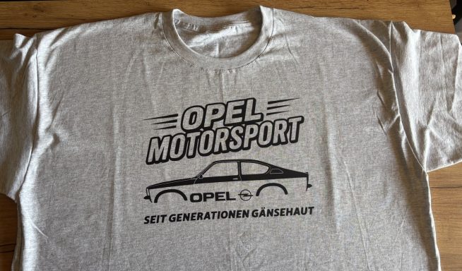 Graues T-Shirt mit dem Aufdruck "Opel Motorsport" und einer stilisierten Autoskizze eines Kadett C Coupe