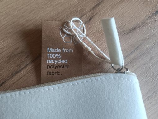 Reißverschlussbeutel mit einem Etikett, das Recyclingmaterial ausweist.