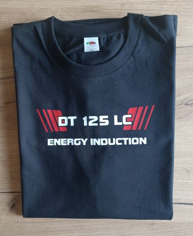 Schwarzes T-Shirt mit dem Aufdruck "DT 125 LC ENERGY INDUCTION" in Rot und Weiß.