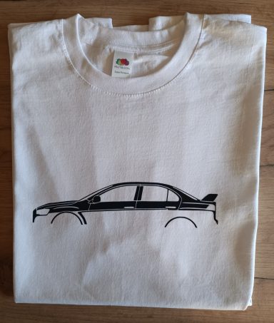 weißes T-Shirt mit Silhouette von Mitsubishi Lancer EVO 10