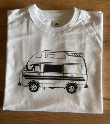 weißes T-Shirt mit einem VW LT28 Sven Hedin Campervan