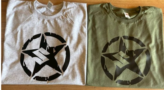 Zwei T-Shirts, eines in Weiß und eines in Olivgrün, beide mit einem großen schwarzen Stern-Logo.